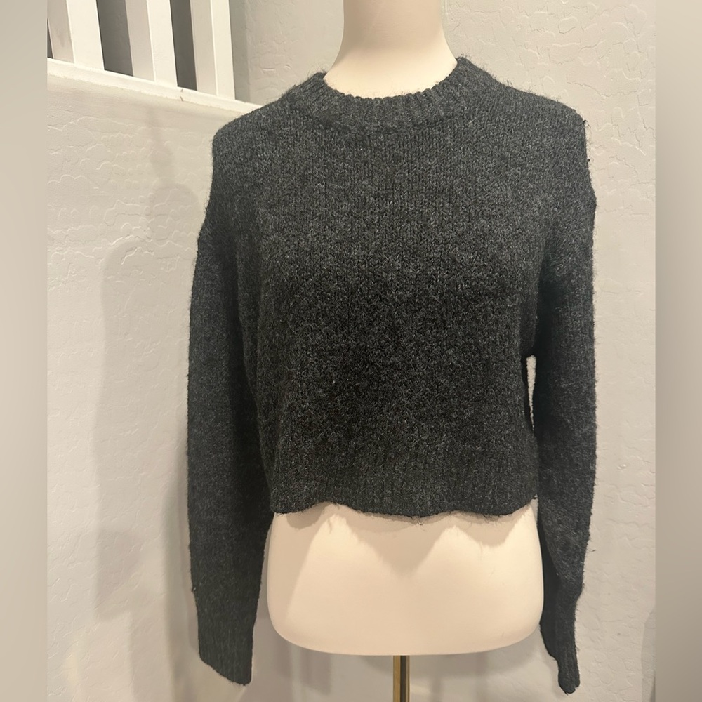 H&M Dark Gray Women's cropped Crew Neck Sweater‎